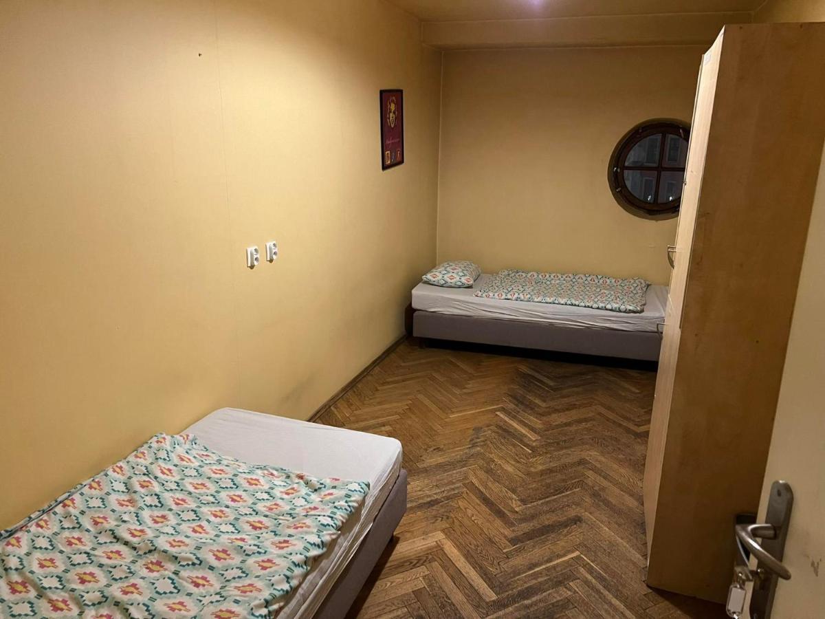 50 People Bis Apartment Krakow Bagian luar foto