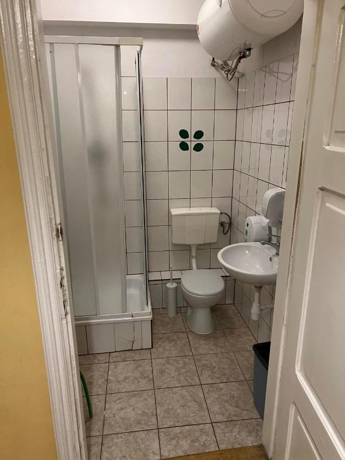 50 People Bis Apartment Krakow Bagian luar foto