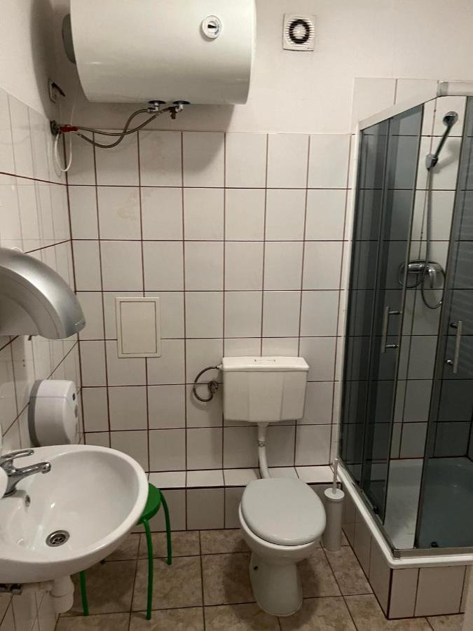 50 People Bis Apartment Krakow Bagian luar foto