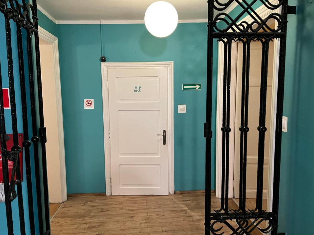 50 People Bis Apartment Krakow Bagian luar foto